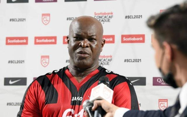 开云中国网站-六旬副总统亲下场踢球什么后果?两队都被罚出局!