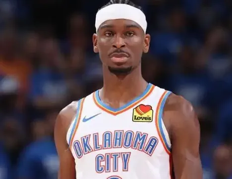 亚历山大上半场10投仅2中,得到4分1篮板4助攻1抢断1封盖