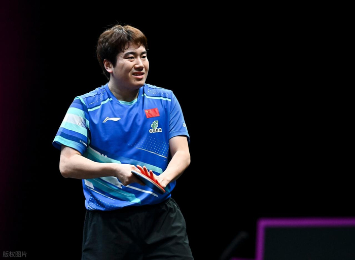 王皓场边无奈摇头!梁靖崑世界杯开门黑,世乒赛拿什么替樊振东?|西福恩特斯|梁靖昆|邱党|腰伤|决胜局_新浪体育_新浪新闻